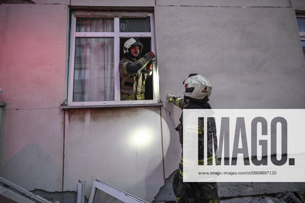 Partial collapse occurs in 7-story building in Istanbul s Maltepe district ISTANBUL, TURKIYE - OCTOBER 8: Search and rescue personnel, including firefighters, AFAD, UMKE, and police teams, operate at the site of a partial building collapse in the Cevizli neighborhood of Maltepe district, Istanbul, Turkiye on October 8, 2026. Trapped residents on the unaffected upper floors were evacuated while emergency teams initiated search and rescue efforts beneath the collapsed lower levels. Murat Sengul Anadolu Istanbul Turkey. Editorial use only. Please get in touch for any other usage.