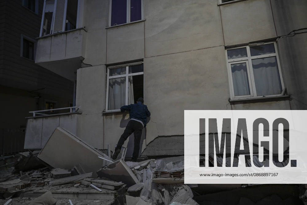 Partial collapse occurs in 7-story building in Istanbul s Maltepe district ISTANBUL, TURKIYE - OCTOBER 8: Search and rescue personnel, including firefighters, AFAD, UMKE, and police teams, operate at the site of a partial building collapse in the Cevizli neighborhood of Maltepe district, Istanbul, Turkiye on October 8, 2026. Trapped residents on the unaffected upper floors were evacuated while emergency teams initiated search and rescue efforts beneath the collapsed lower levels. Murat Sengul Anadolu Istanbul Turkey. Editorial use only. Please get in touch for any other usage.