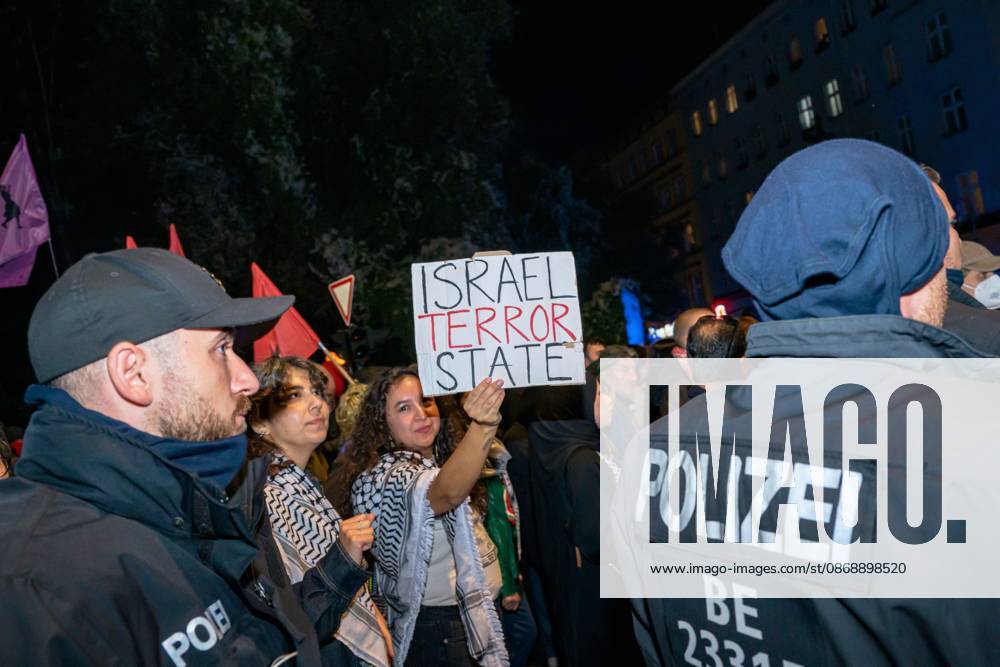 BERLIN, GERMANY, OCTOBER 7, 2026: Pro-Palestinian demonstrators march through Berlin s Kreuzberg district during a protest marking three years since the October 7 attacks and the start of the war in Gaza. The march encountered a small pro-Israel counter-demonstration along its route, with opposing groups exchanging chants. Berlin police later halted and dispersed the march before it reached its planned endpoint at Hermannplatz. Berlin Germany - ZUMAq101 20261007_zna_q101_424