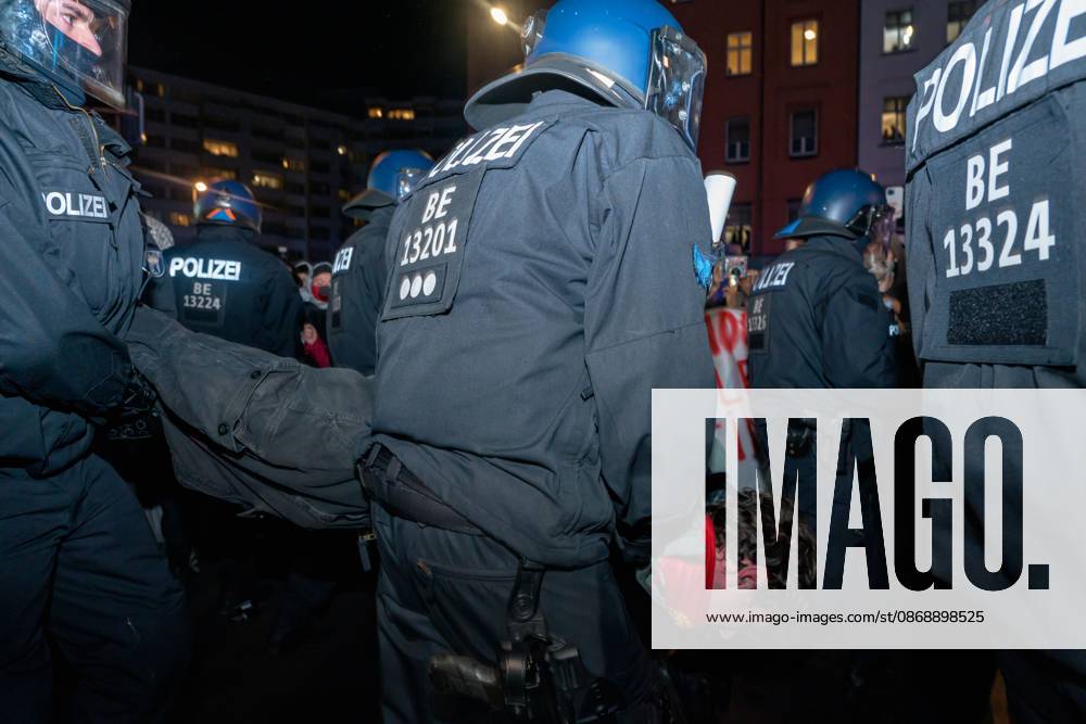 BERLIN, GERMANY, OCTOBER 7, 2026: Pro-Palestinian demonstrators march through Berlin s Kreuzberg district during a protest marking three years since the October 7 attacks and the start of the war in Gaza. The march encountered a small pro-Israel counter-demonstration along its route, with opposing groups exchanging chants. Berlin police later halted and dispersed the march before it reached its planned endpoint at Hermannplatz. Berlin Germany - ZUMAq101 20261007_zna_q101_427