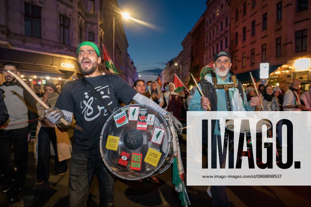BERLIN, GERMANY, OCTOBER 7, 2026: Pro-Palestinian demonstrators march through Berlin s Kreuzberg district during a protest marking three years since the October 7 attacks and the start of the war in Gaza. The march encountered a small pro-Israel counter-demonstration along its route, with opposing groups exchanging chants. Berlin police later halted and dispersed the march before it reached its planned endpoint at Hermannplatz. Berlin Germany - ZUMAq101 20261007_zna_q101_432