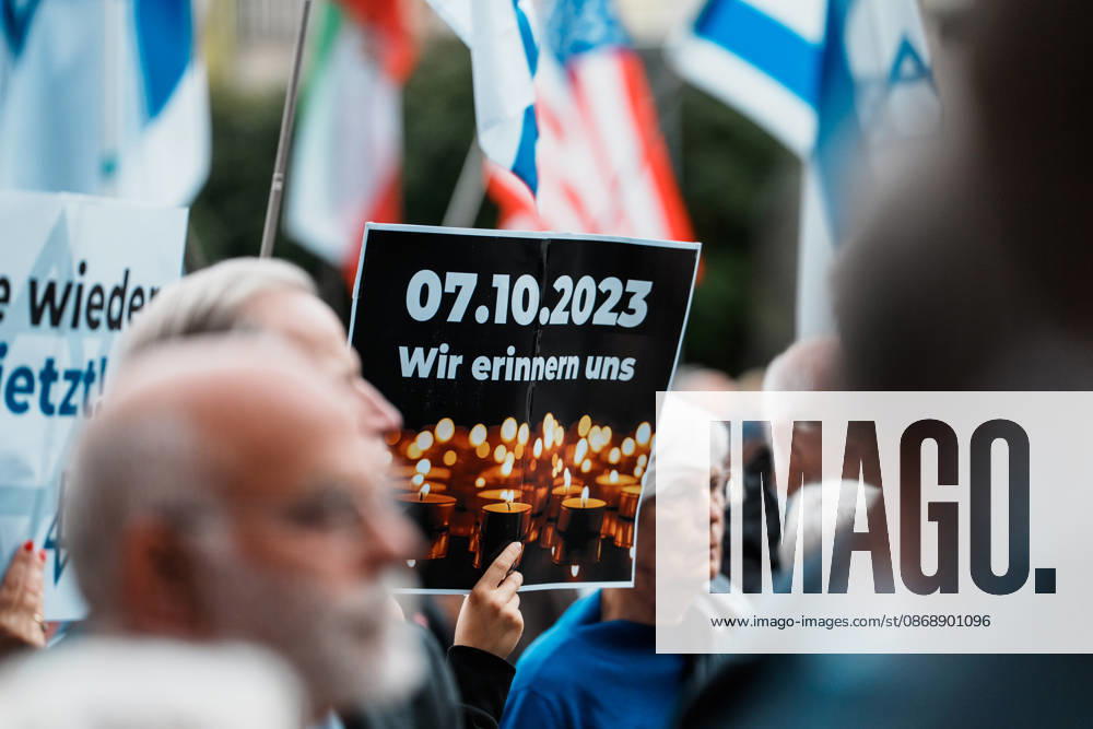 Rally in Düsseldorf marking the anniversary of Hamas’s terrorist attack on Israel on October 7, 2023, and against anti-Semitism; sign reading Wir erinnern uns, we remember