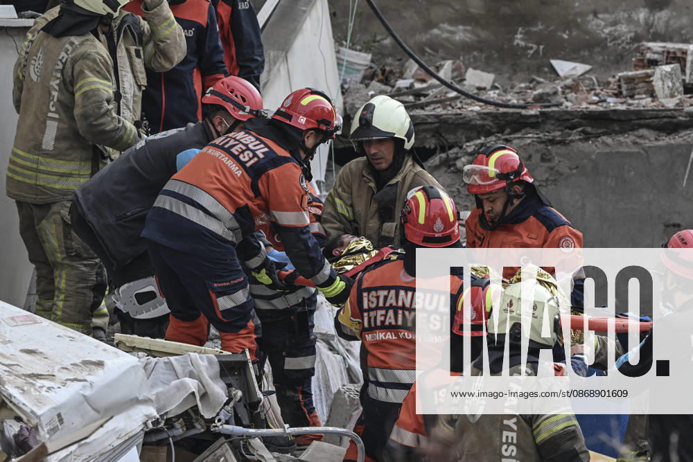 Partial collapse occurs in 7-story building in Istanbul s Maltepe district ISTANBUL, TURKIYE - OCTOBER 08: Rescue teams carry an injured child on a stretcher during ongoing search and rescue operations at a seven-story building that partially collapsed in the Maltepe district of Istanbul, Turkiye, on October 08, 2026. Five people have been rescued alive from the rubble and taken to hospitals, while 10 others have been safely evacuated from the upper floors. Seven people are believed to remain trapped under the debris, with rescue teams establishing contact with four of them. Murat Sengul Anadolu Istanbul Turkey. Editorial use only. Please get in touch for any other usage.