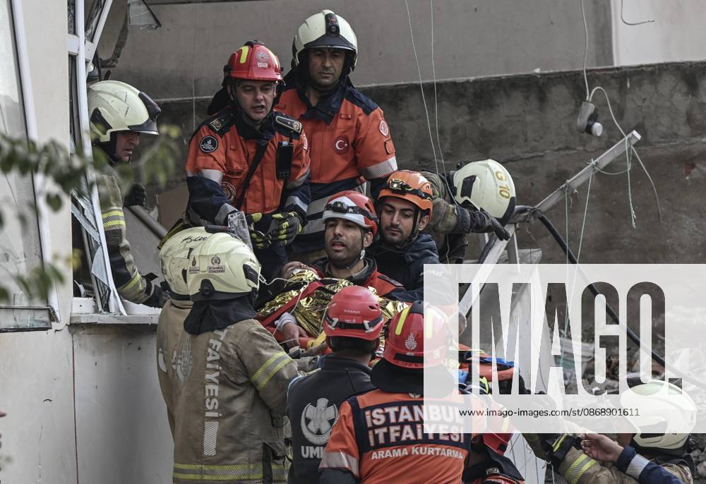 Partial collapse occurs in 7-story building in Istanbul s Maltepe district ISTANBUL, TURKIYE - OCTOBER 08: Rescue teams carry an injured child on a stretcher during ongoing search and rescue operations at a seven-story building that partially collapsed in the Maltepe district of Istanbul, Turkiye, on October 08, 2026. Five people have been rescued alive from the rubble and taken to hospitals, while 10 others have been safely evacuated from the upper floors. Seven people are believed to remain trapped under the debris, with rescue teams establishing contact with four of them. Murat Sengul Anadolu Istanbul Turkey. Editorial use only. Please get in touch for any other usage.
