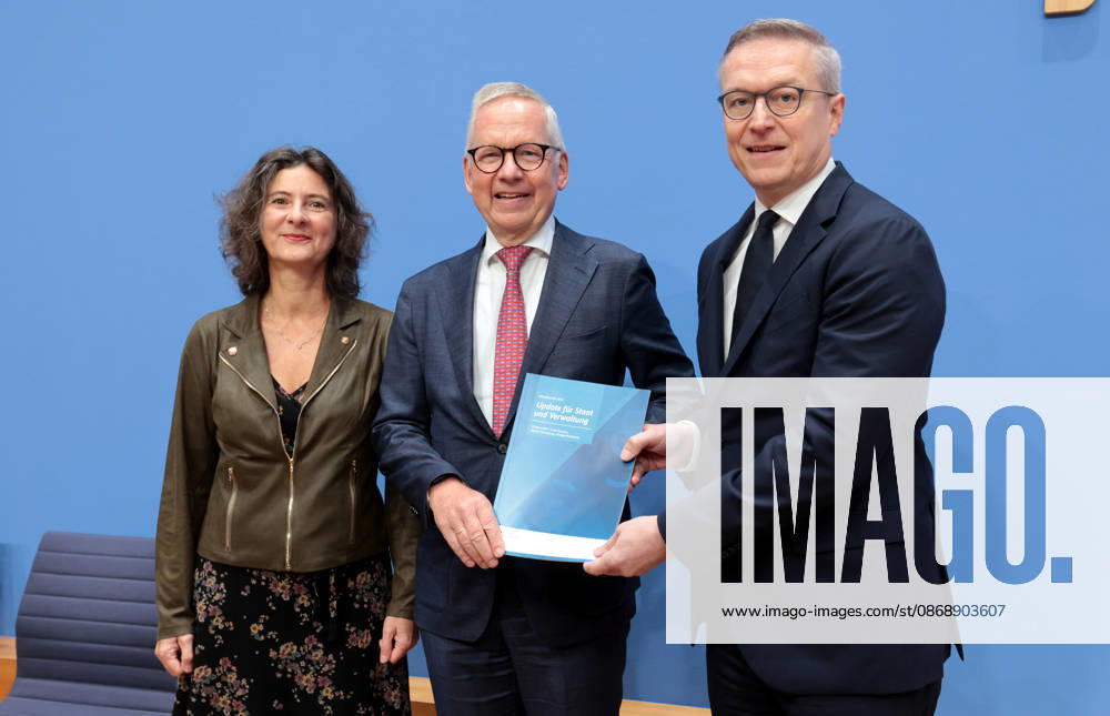 Prof. Dr. Sabine Kuhlmann, Vice Chair of the NKR; Lutz Goebel, Chair of the National Regulatory Review Board; Dr. Karsten Wildberger, Federal Minister for Digitalization and State Modernization (BMDS); press conference on the National Regulatory Review Board’s annual report on reducing bureaucracy, Berlin
