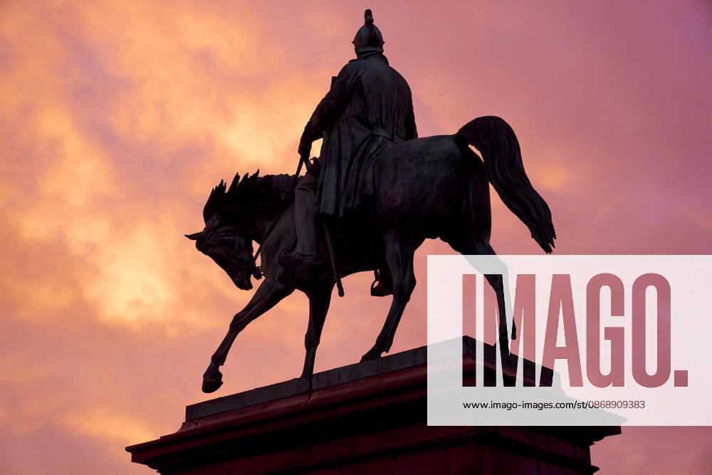 Opening debate in the Danish Parliament: The equestrian statue of Frederik VII before the opening debate in the Parliament Hall at Christiansborg on Thursday, October 8, 2026. Photo by Thomas Traasdahl, Ritzau Scanpix, Copenhagen, Denmark