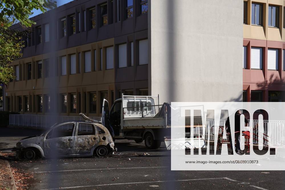 HIGH SCHOOL STUDENT PROTEST: FIRE AT A HIGH SCHOOL IN POITIERS PHOTOPQR LA NOUVELLE REPUBLIQUE Mathieu Herduin Poitiers 2 Staff members at the Alienor d’Aquitaine High School in Poitiers are clearing up the damage caused by a fire setthe school grounds during the night of October 7–8, 2026 France Fires have broken out at several schools in France as students protest by blocking access to educational institutions nationwide over school funding and learning conditions Poitiers 2 France