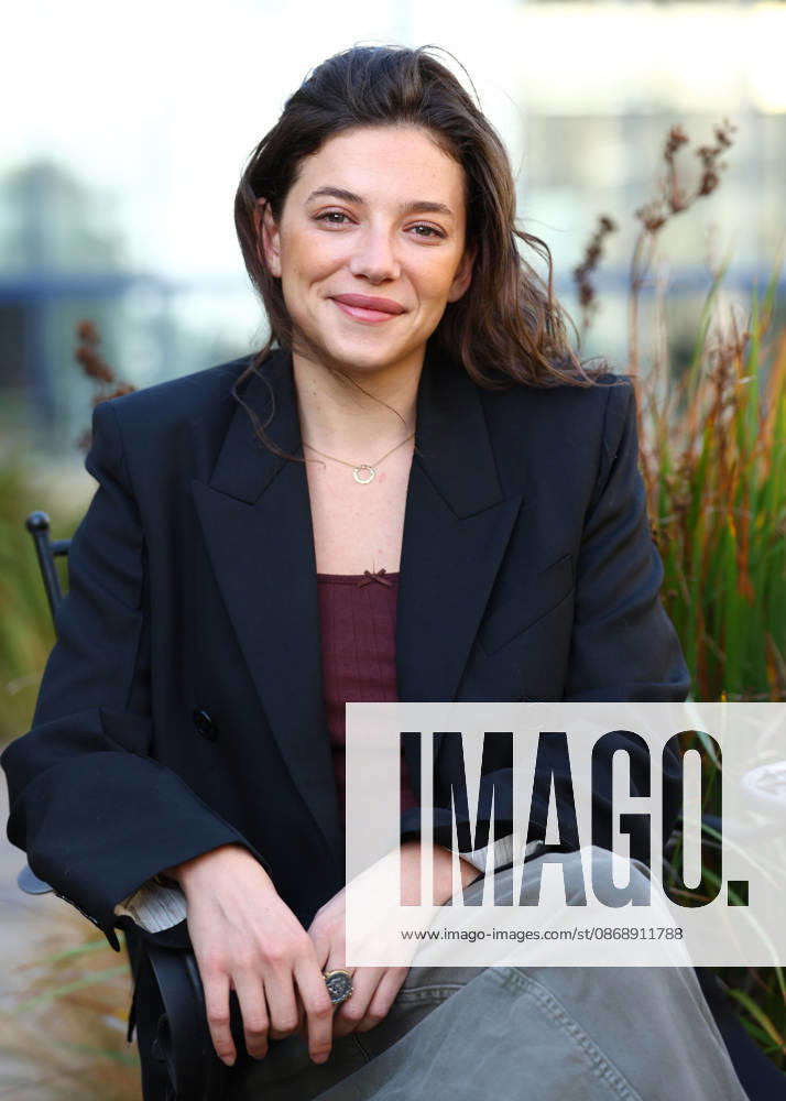 ZOE ADJANI during Jury photocall of the 37th Dinard British and Irish Film Festival in Dinard, France. Dinard France - ZUMAc179 20261008_zep_c179_005