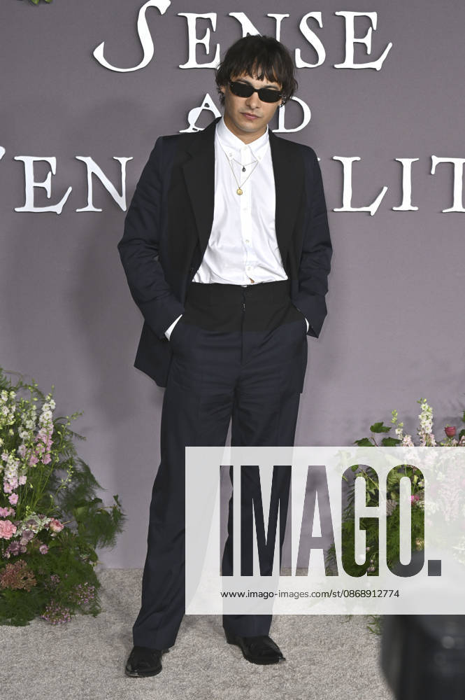 Frank Dillane at the premiere of the movie *Sense and Sensibility* at the United Theater in Los Angeles, October 7, 2026 Foto:xD.xStarbuckx xFuturexImagex sensuality_6080