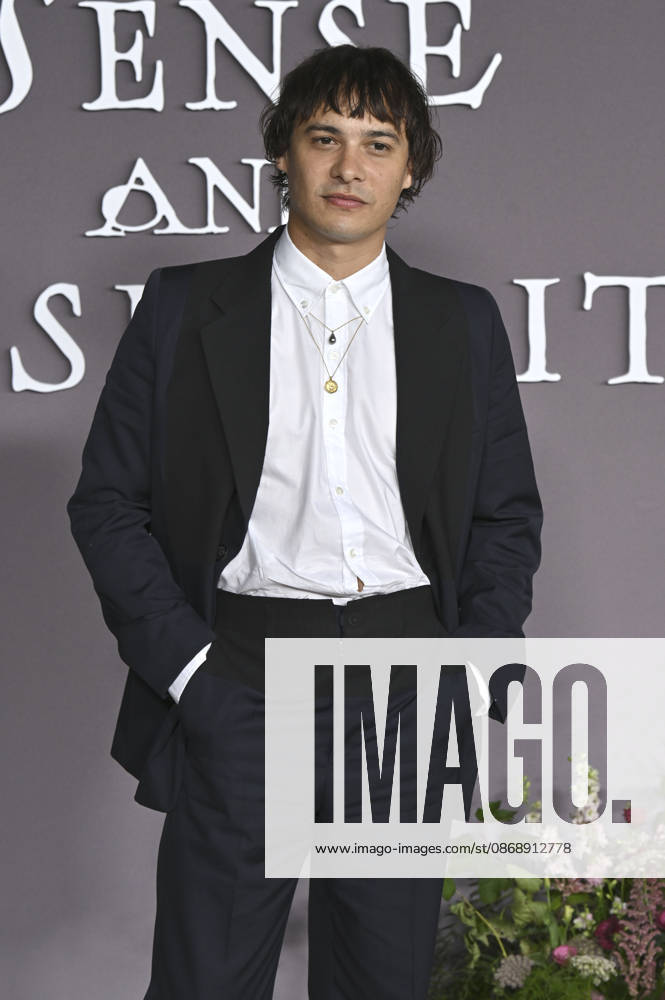 Frank Dillane at the premiere of the movie *Sense and Sensibility* at the United Theater in Los Angeles, October 7, 2026 Foto:xD.xStarbuckx xFuturexImagex sensuality_6082