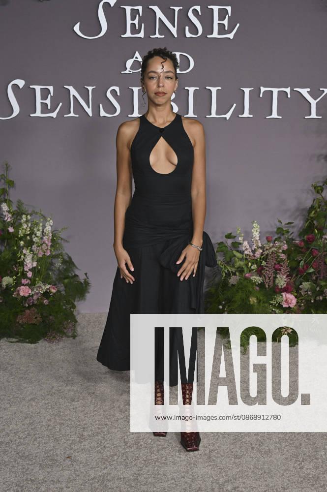Hayley Law at the premiere of the movie *Sense and Sensibility* at the United Theater in Los Angeles, October 7, 2026 Foto:xD.xStarbuckx xFuturexImagex sensuality_6083