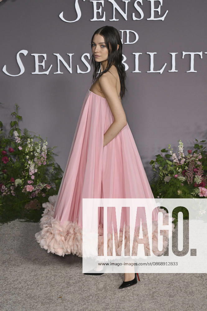 Esme Creed Miles at the premiere of the movie *Sense and Sensibility* at the United Theater in Los Angeles, October 7, 2026 Foto:xD.xStarbuckx xFuturexImagex sensuality_6100