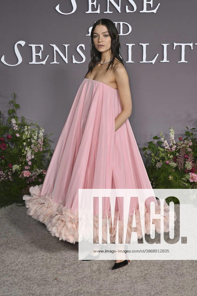 Esme Creed Miles at the premiere of the movie *Sense and Sensibility* at the United Theater in Los Angeles, October 7, 2026 Foto:xD.xStarbuckx xFuturexImagex sensuality_6101