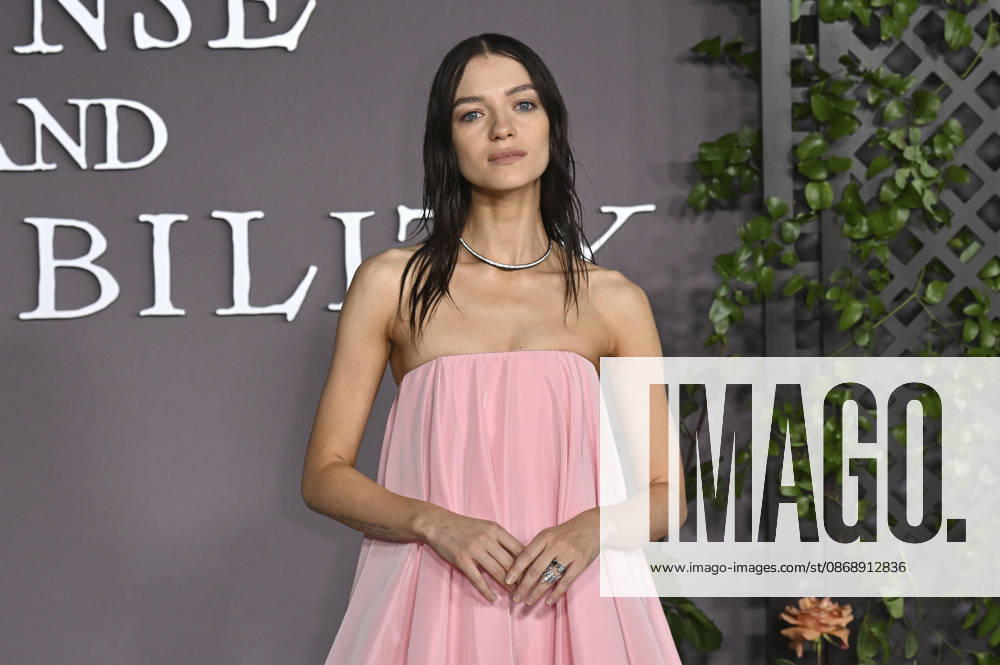 At the premiere of the movie *Sense and Sensibility* at the United Theater in Los Angeles, October 7, 2026 Foto:xD.xStarbuckx xFuturexImagex sensuality_6103