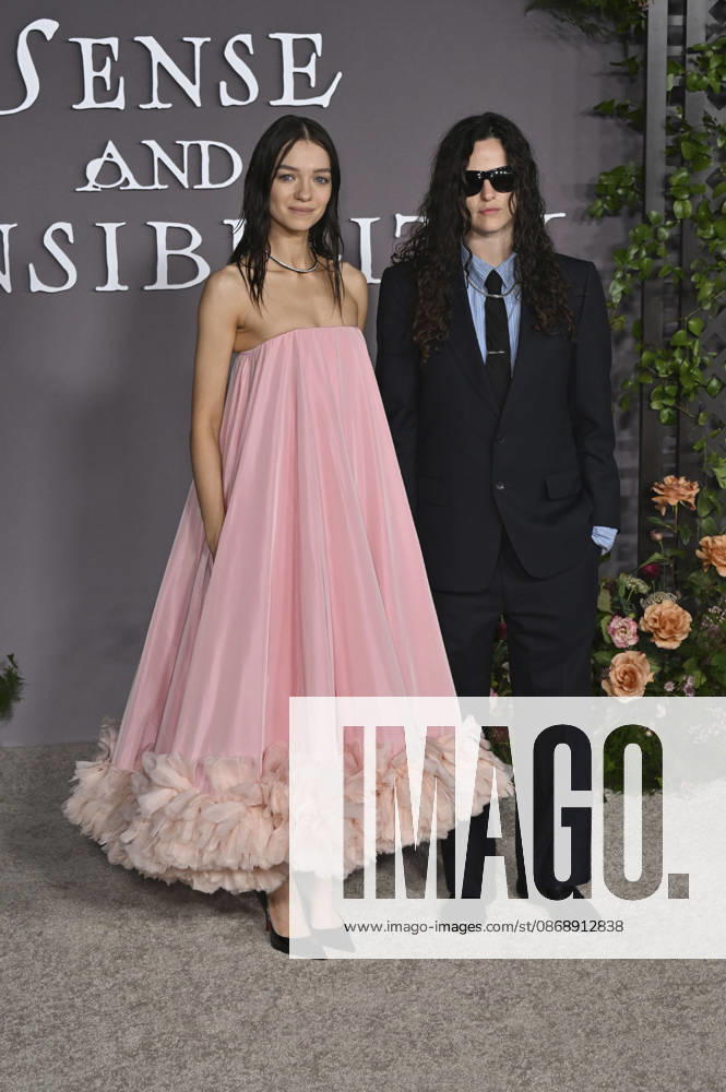 Esme Creed Miles and Daisy Maybe at the premiere of the movie *Sense and Sensibility* at the United Theater in Los Angeles, October 7, 2026 Foto:xD.xStarbuckx xFuturexImagex sensuality_6105