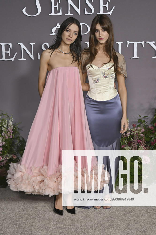 Esme Creed Miles and Daisy Edgar Jones at the premiere of the movie *Sense and Sensibility* at the United Theater in Los Angeles, October 7, 2026 Foto:xD.xStarbuckx xFuturexImagex sensuality_6112