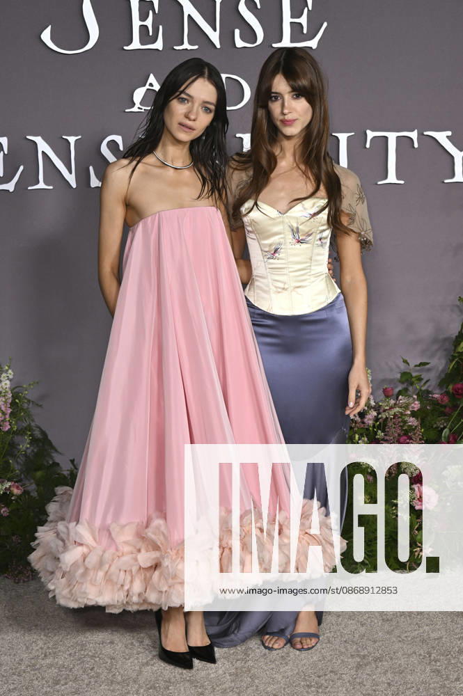 Esme Creed Miles and Daisy Edgar Jones at the premiere of the movie *Sense and Sensibility* at the United Theater in Los Angeles, October 7, 2026 Foto:xD.xStarbuckx xFuturexImagex sensuality_6113