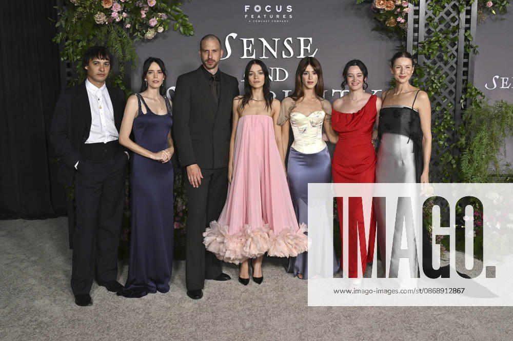 Frank Dillane, Stacy Martin, Herbert Nordrum, Esme Creed Miles, Daisy Edgar Jones, Bethany Slater, and Caitriona Balfe at the premiere of the film *Sense and Sensibility* at the United Theater in Los Angeles on October 7, 2026 Foto:xD.xStarbuckx xFuturexImagex sensuality_6118