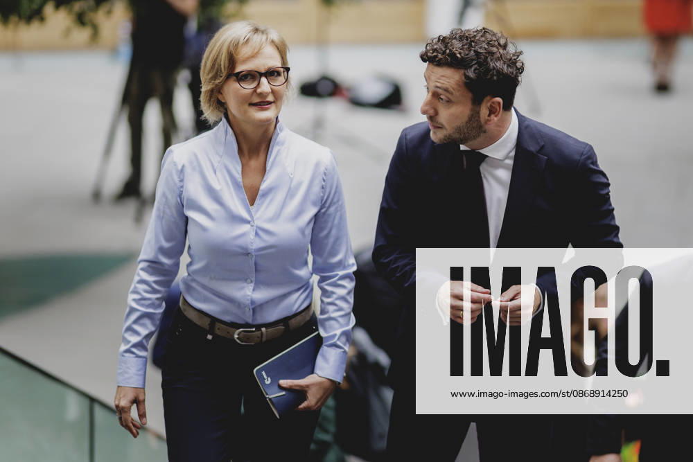 L R Franziska Brantner, co-chair of Alliance 90 The Greens, and Felix Banaszak, co-chair of Alliance 90 The Greens, photographed during the press conference to present the flagship proposal Our Plan for Germany, Berlin, October 8, 2026, Berlin, Germany