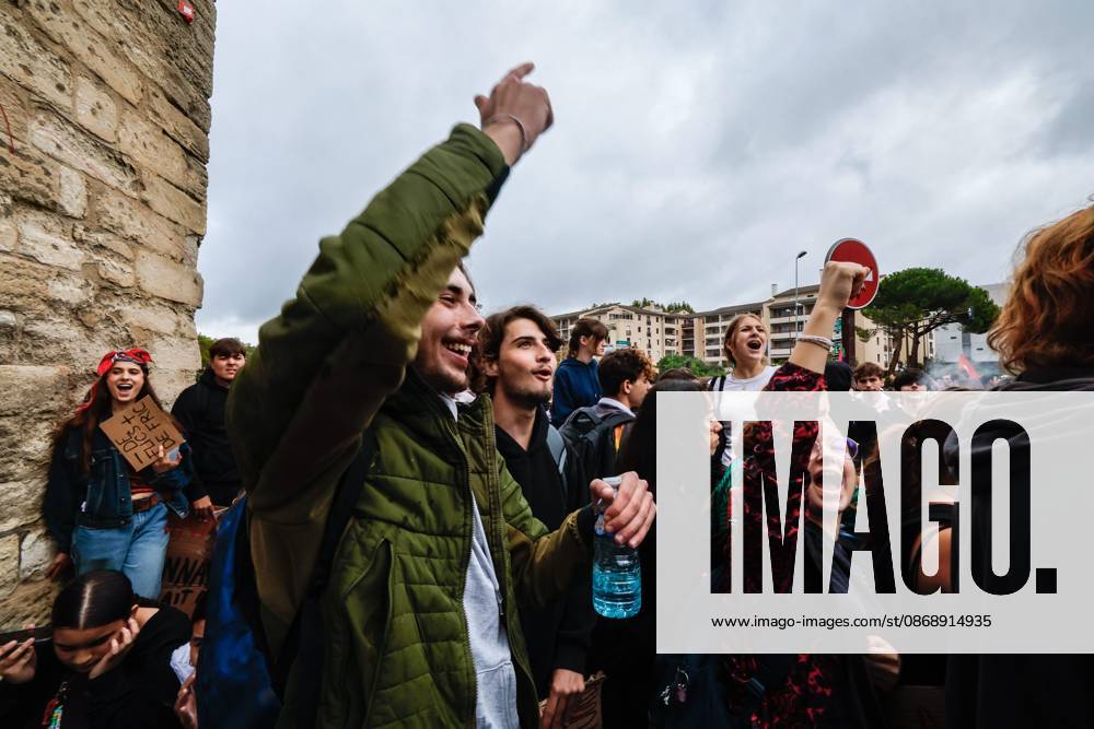 PROTEST BY HIGH SCHOOL AND COLLEGE STUDENTS IN FRONT OF THE UNIVERSITY OF AVIGNON: ACT 4 PHOTO: PQR, LE DAUPHINÉ, Christophe AGOSTINIS, Avignon, October 8, 2026 Avignon, October 8, 2026 High school students’ anger: Act 4 High school and college students gathered in front of the University of Avignon and blocked the entrance. Photo by Christophe Agostinis, Le Dauphiné Libéré. France. Fires have broken out at several schools in France as students protest by blocking access to educational institutions nationwide over school funding and learning conditions. Avignon, Vaucluse, Provence-Alpes-Côte d’Azur, France