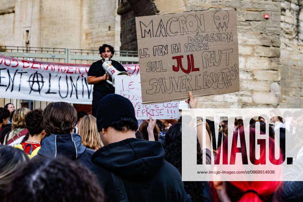 PROTEST BY HIGH SCHOOL AND COLLEGE STUDENTS IN FRONT OF THE UNIVERSITY OF AVIGNON: ACT 4 PHOTO: PQR, LE DAUPHINÉ, Christophe AGOSTINIS, Avignon, October 8, 2026 Avignon, October 8, 2026 High school students’ anger: Act 4 High school and college students gathered in front of the University of Avignon and blocked the entrance. Photo by Christophe Agostinis, Le Dauphiné Libéré. France. Fires have broken out at several schools in France as students protest by blocking access to educational institutions nationwide over school funding and learning conditions. Avignon, Vaucluse, Provence-Alpes-Côte d’Azur, France