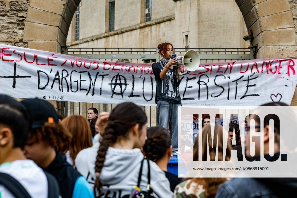 PROTEST BY HIGH SCHOOL AND COLLEGE STUDENTS IN FRONT OF THE UNIVERSITY OF AVIGNON: ACT 4 PHOTO: PQR, LE DAUPHINÉ, Christophe AGOSTINIS, Avignon, October 8, 2026 Avignon, October 8, 2026 High school students’ anger: Act 4 High school and college students gathered in front of the University of Avignon and blocked the entrance. Photo by Christophe Agostinis, Le Dauphiné Libéré. France. Fires have broken out at several schools in France as students protest by blocking access to educational institutions nationwide over school funding and learning conditions. Avignon, Vaucluse, Provence-Alpes-Côte d’Azur, France