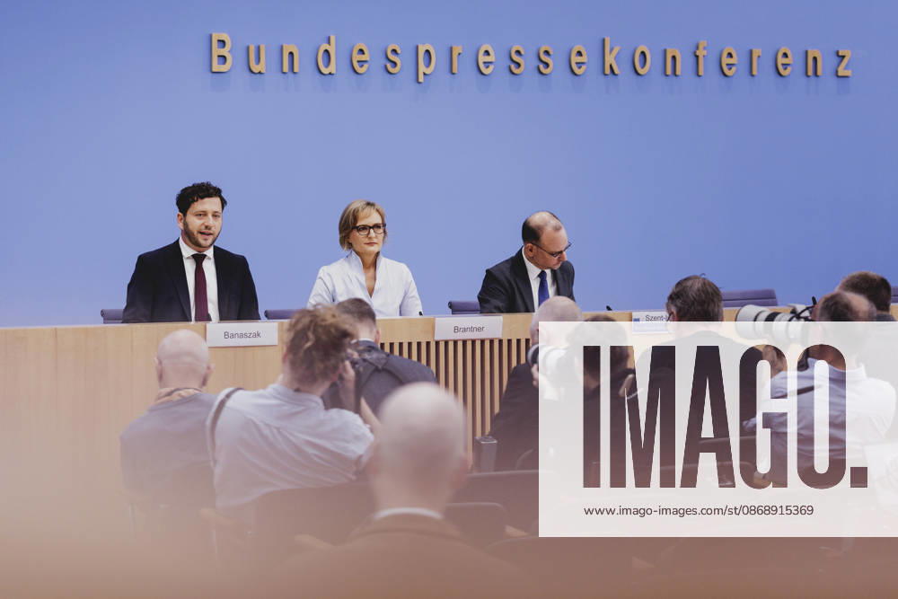 R L Franziska Brantner, co-chair of Alliance 90 The Greens, and Felix Banaszak, co-chair of Alliance 90 The Greens, photographed during the press conference to present the flagship proposal Our Plan for Germany, Berlin, October 8, 2026, Berlin, Germany