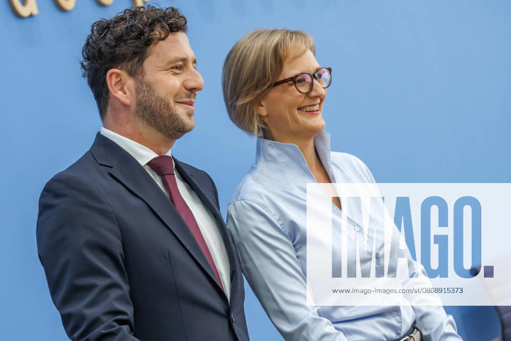 Franziska Brantner, Federal Chair of Alliance 90 The Greens, and Felix Banaszak, Federal Chair of Alliance 90 The Greens at the Federal Press Conference Center Presentation of the flagship proposal Our Plan for Germany Franziska Brantner, Federal Chair of Alliance