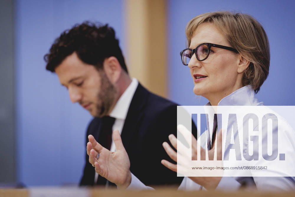 R L Franziska Brantner, co-chair of Alliance 90 The Greens, and Felix Banaszak, co-chair of Alliance 90 The Greens, photographed during the press conference to present the flagship proposal Our Plan for Germany, Berlin, October 8, 2026, Berlin, Germany
