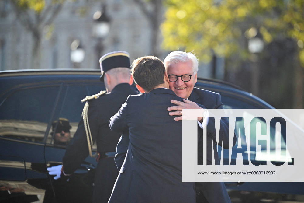 Frank Walter Steinmeier, President of Germany, and President Emmanuel Macron during a ceremony at the Arc de Triomphe in Paris on October 8, 2026, in honor of the state visit of the President of Germany and his wife to France. Christian Liewig Bestimage President Emmanuel Macron and his wife Brigitte Macron welcome Frank Walter Steinmeier, President of Germany and his wife Elke Büdenbender for a ceremony at the Arc de Triomphe in Paris on October 8, 2026, Paris, France