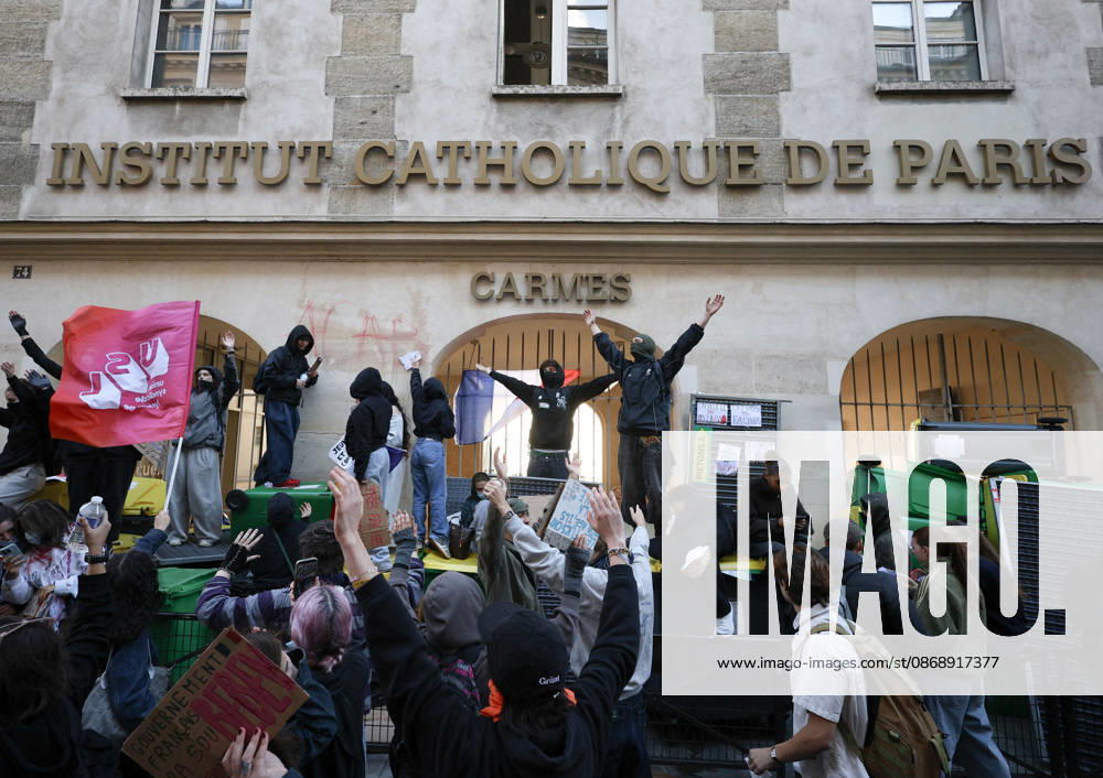 Catholic Institute of Paris Blockade - Paris Students blocking campus of Catholic Institute of Paris ( Institut Catholique de Paris ) in Paris, on October 8, 2026 as they continue their protest to demand the hiring of substitute teachers, increased resources, and decent learning conditions. Photo by Raphael Lafargue ABACAPRESS.COM Paris Ile-de-France France