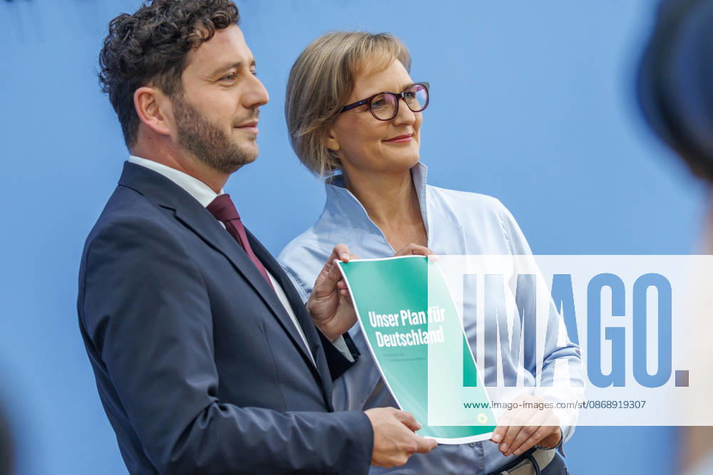 Franziska Brantner, Federal Chair of Alliance 90 The Greens, and Felix Banaszak, Federal Chair of Alliance 90 The Greens, at the Federal Press Conference Center: Presentation of the flagship proposal Our Plan for Germany. Franziska Brantner, Federal Chair of Allian
