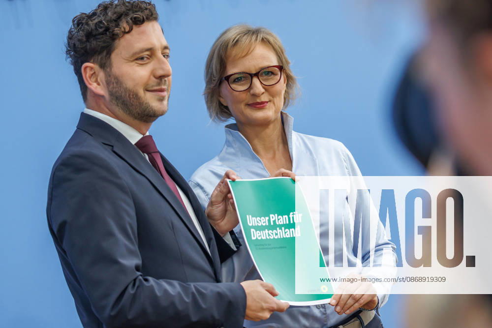 Franziska Brantner, Federal Chair of Alliance 90 The Greens, and Felix Banaszak, Federal Chair of Alliance 90 The Greens, at the Federal Press Conference Center: Presentation of the flagship proposal Our Plan for Germany. Franziska Brantner, Federal Chair of Allian