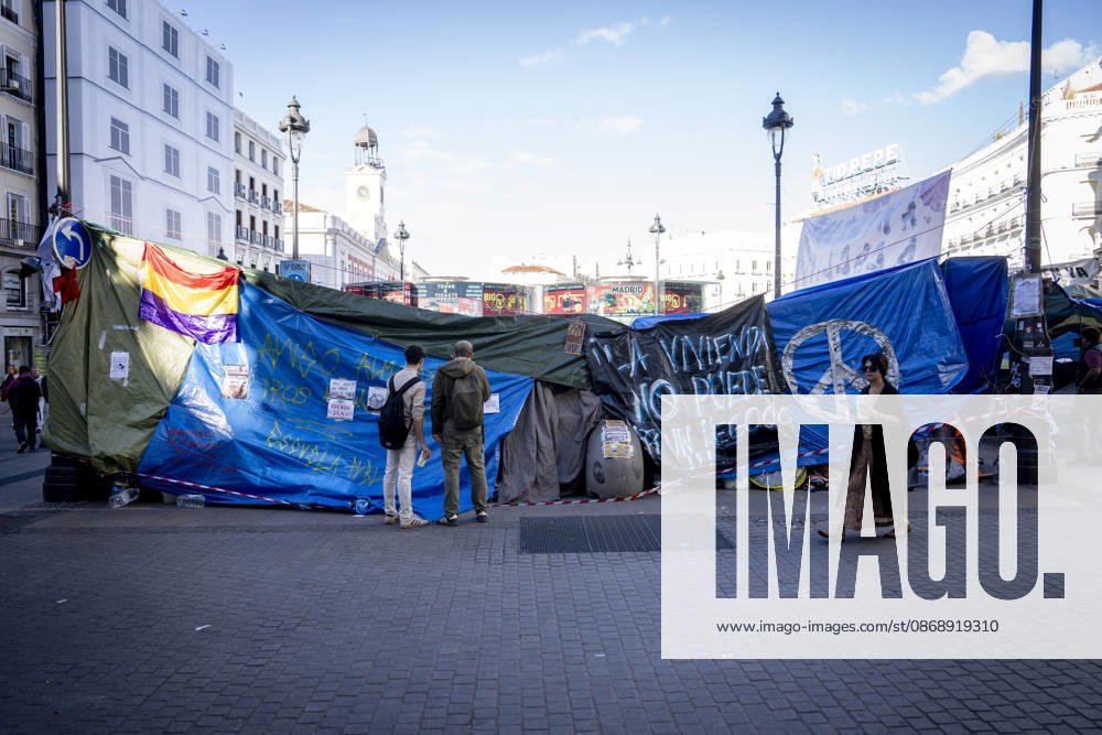 Protesters at Sol Square Stand by Their Demands for Housing Housing Protest at Puerta del Sol, October 8, 2026, in Madrid, Spain. The encampment at Sol has spilled over into the square, and the protesters are maintaining their demands against evictions and exorbitant rents. The Official State Gazette (BOE) published yesterday, October 7, the new version of the housing and rent decrees that the Council of Ministers approved the previous day OCTOBER 8, 2026 A Pé Madrid, Madrid, Spain