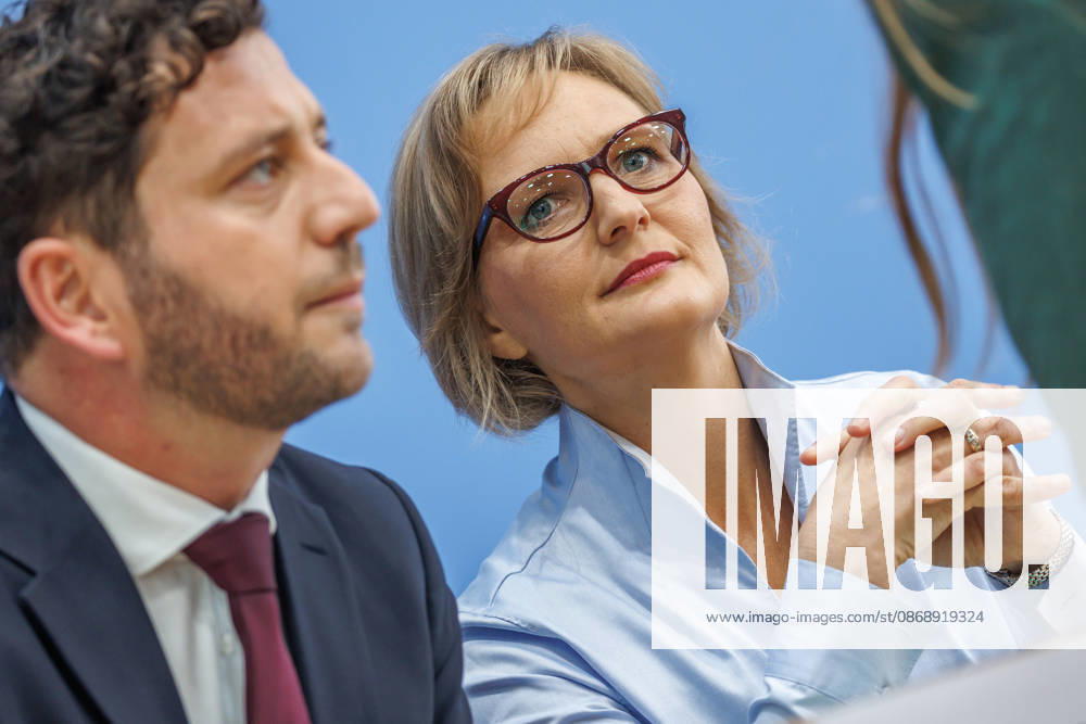 Franziska Brantner, Federal Chair of Alliance 90 The Greens, and Felix Banaszak, Federal Chair of Alliance 90 The Greens, at the Federal Press Conference Center: Presentation of the flagship proposal Our Plan for Germany. Franziska Brantner, Federal Chair of Allian