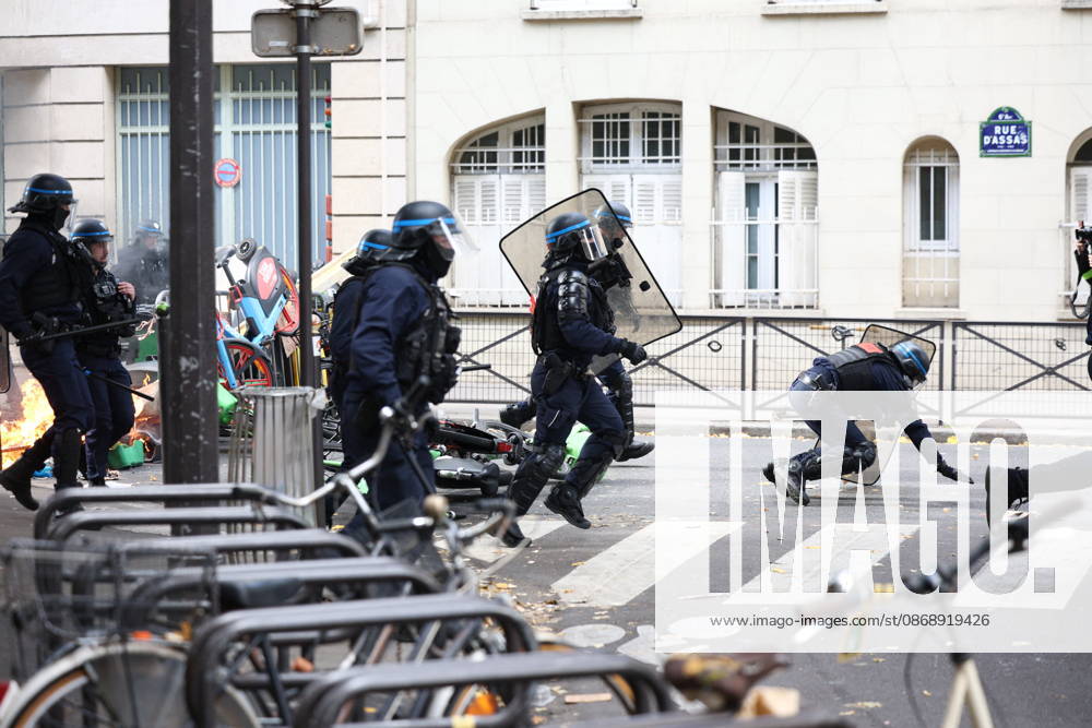 Paris-Panthéon-Assas Students Protest - Paris Policemen pictured as students protest outside Paris-Panthéon-Assas university in Paris, on October 8, 2026 on support of high school students as they continue their protest to demand the hiring of substitute teachers, increased resources, and decent learning conditions. Photo by Raphael Lafargue ABACAPRESS.COM Paris Ile-de-France France