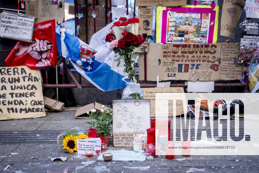Protesters at Sol Square Stand by Their Demands for Affordable Housing Flowers and candles in tribute to Maricarmen Abascal during the housing protest at Puerta del Sol on October 8, 2026, in Madrid, Spain. The encampment at Sol has spilled over into the square, and the protesters are maintaining their demands against evictions and exorbitant rents. The Official State Gazette (BOE) published yesterday, October 7, the new version of the housing and rent decrees that the Council of Ministers approved the previous day OCTOBER 8, 2026 A Pé Madrid, Madrid, Spain