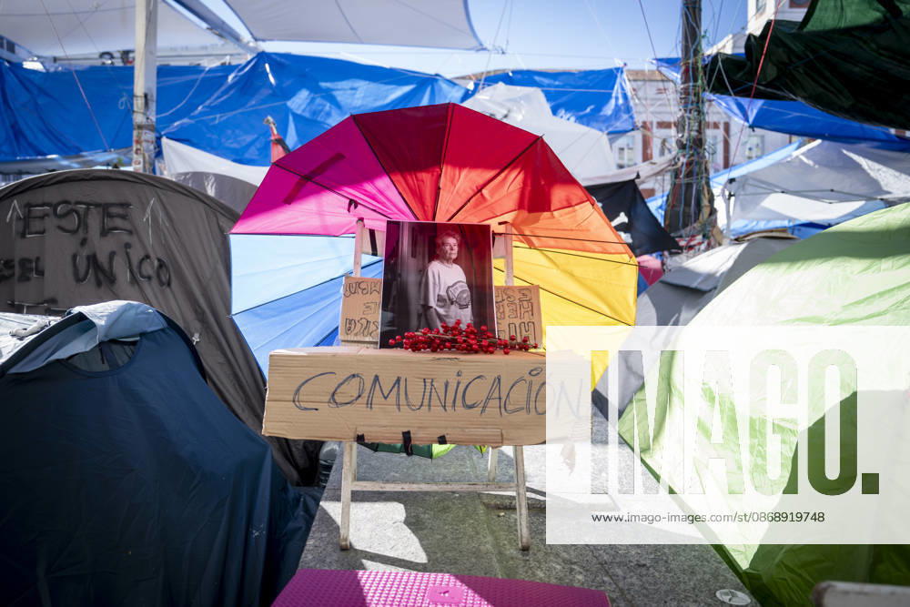 Protesters at Sol Square Stand by Their Demands for Affordable Housing Flowers and candles in tribute to Maricarmen Abascal during the housing protest at Puerta del Sol on October 8, 2026, in Madrid, Spain. The encampment at Sol has spilled over into the square, and the protesters are maintaining their demands against evictions and exorbitant rents. The Official State Gazette (BOE) published yesterday, October 7, the new version of the housing and rent decrees that the Council of Ministers approved the previous day OCTOBER 8, 2026 A Pé Madrid, Madrid, Spain