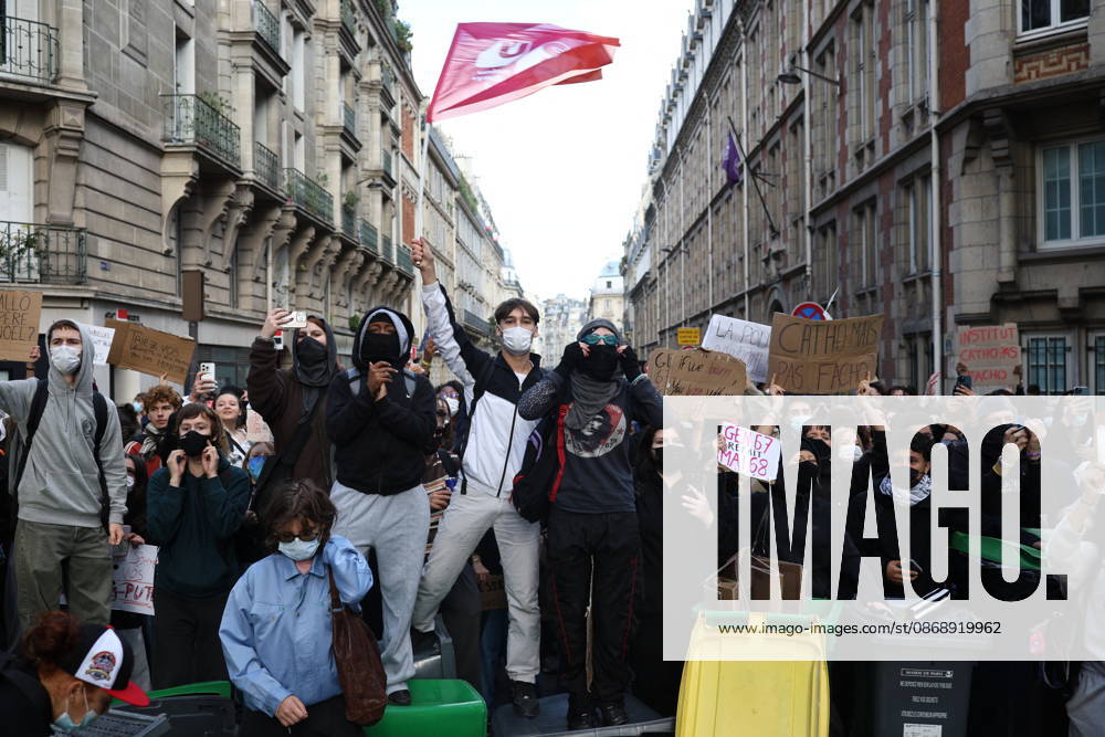 Catholic Institute of Paris and Paris-Panthéon-Assas Students Protest - Paris Students from the Catholic Institute of Paris and Paris-Panthéon-Assas University gather outside Paris-Panthéon-Assas University during a demonstration in support of high school students. The protesters are demanding the hiring of substitute teachers, increased resources, and decent learning conditions. Paris, France, October 8, 2026. Photo by Raphael Lafargue ABACAPRESS.COM Paris Ile-de-France France
