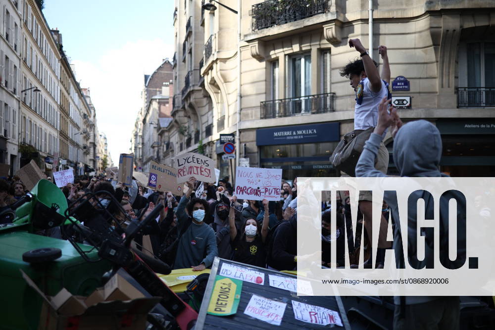 Catholic Institute of Paris and Paris-Panthéon-Assas Students Protest - Paris Students from the Catholic Institute of Paris and Paris-Panthéon-Assas University gather outside Paris-Panthéon-Assas University during a demonstration in support of high school students. The protesters are demanding the hiring of substitute teachers, increased resources, and decent learning conditions. Paris, France, October 8, 2026. Photo by Raphael Lafargue ABACAPRESS.COM Paris Ile-de-France France