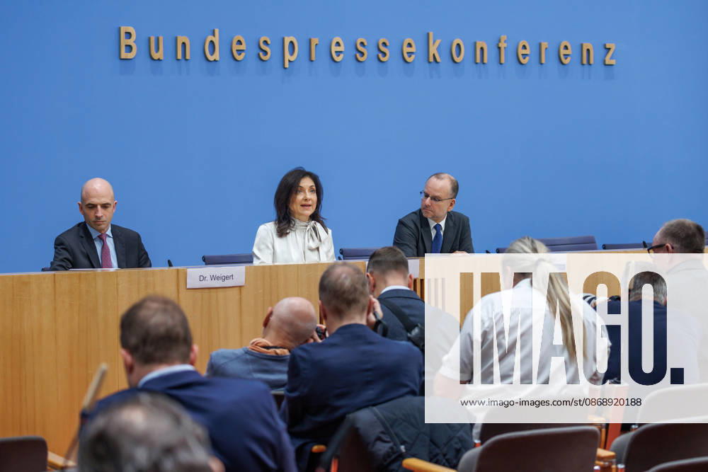 Federal Minister of Economic Affairs and Energy Katherina Reiche and Dr. Benjamin Weigert, Head of the Economic Affairs Division, at the Federal Press Conference Center: Presentation of the Federal Government’s Fall 2026 Economic Forecast, Federal Minister of