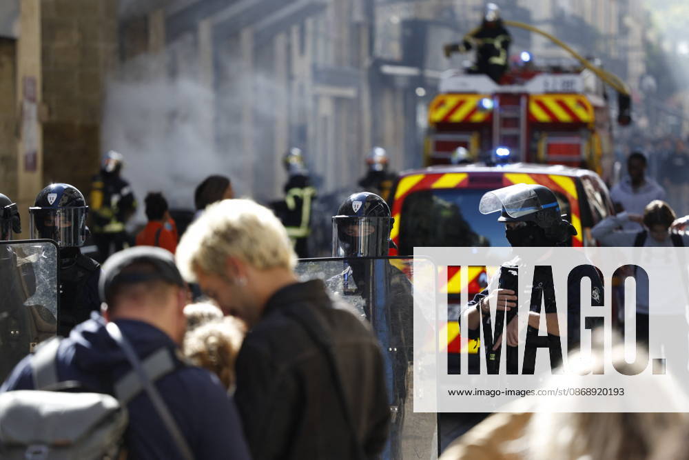 High School Michel de Montaigne Bloskade - Bordeaux Firefighters put out a fire in front of the High School Michel de Montaigne as Students blocking the High School Michel de Montaigne in Bordeaux, France on October 8, 2026 as they continue their protest to demand the hiring of substitute teachers, increased resources, and decent learning conditions. Photo by Margot Le Gonidec ABACAPRESS.COM Bordeaux France