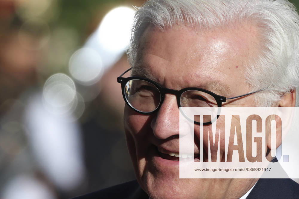 Accueil de Frank-Walter Steinmeier, PrÃ sident de la RÃ publique fÃ dÃ rale d Allemagne et de Elke Budenbender par Emmanuel Macron, PrÃ sident de la RÃ publique et Brigitte Macron ce jeudi 8 octobre au palais de lElysÃ e