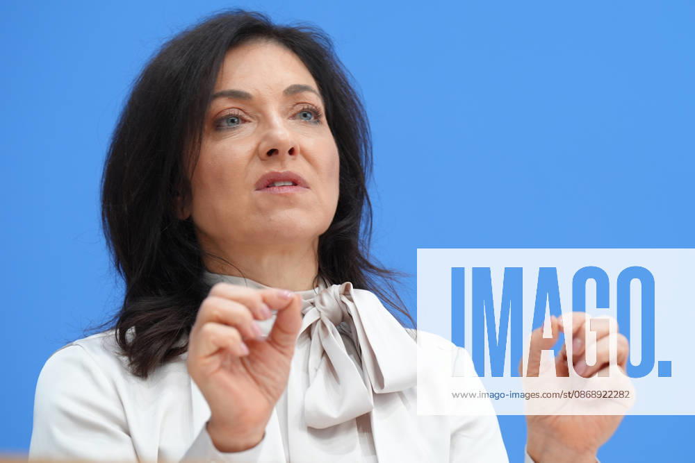 Federal Press Conference: Presentation of the Fall 2026 Economic Forecast by Minister of Economic Affairs Reiche A portrait of Federal Minister of Economic Affairs Katherina Reiche gesturing during the presentation of the Federal Government’s Fall 2026 Economic Forecast at the Federal Press Conference in Berlin, October 8, 2026, Berlin, Berlin, Germany