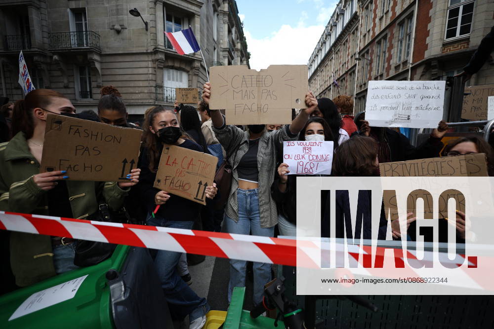 Catholic Institute of Paris and Paris-Panthéon-Assas Students Protest - Paris Students from the Catholic Institute of Paris and Paris-Panthéon-Assas University gather outside Paris-Panthéon-Assas University during a demonstration in support of high school students. The protesters are demanding the hiring of substitute teachers, increased resources, and decent learning conditions. Paris, France, October 8, 2026. Photo by Raphael Lafargue ABACAPRESS.COM Paris Ile-de-France France