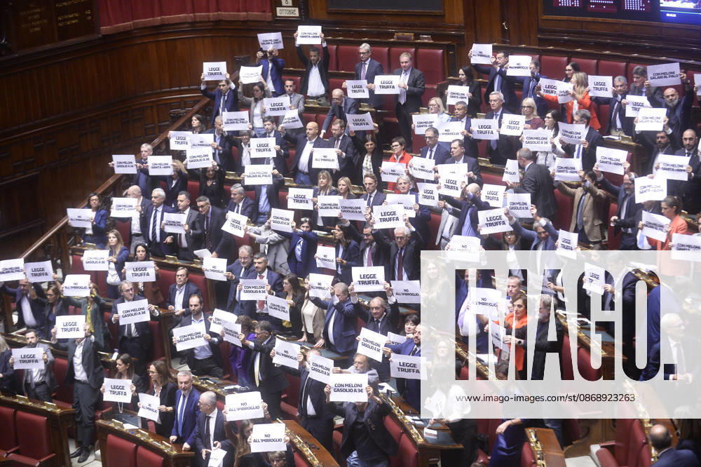 IPA89426821 - Rome, Chamber of Deputies: Electoral Law, explanations of vote, and final vote; pictured: the protest by the center-left