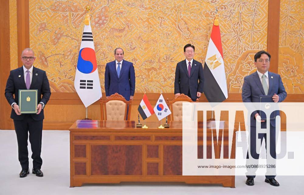 Egyptian and South Korean Presidents Attend Official Welcome in Seoul Egyptian President Abdel Fattah al-Sisi and South Korean President Lee Jae Myung attend an official welcoming ceremony at the South Korean presidential office in Seoul, South Korea, on October 8, 2026. Lee welcomed al-Sisi on arrival as the two countries’ national anthems were played and an honor guard was reviewed, before the Egyptian president signed the official guest book and the two leaders posed for a commemorative photograph. Photo by Egyptian President Office apaimages Cairo Cairo Egypt 081026_South_Korea_EPO_00(14)