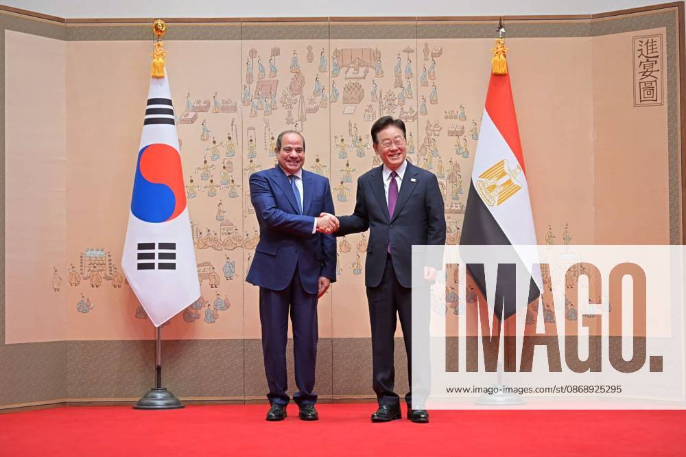 Egyptian and South Korean Presidents Attend Official Welcome in Seoul Egyptian President Abdel Fattah al-Sisi and South Korean President Lee Jae Myung attend an official welcoming ceremony at the South Korean presidential office in Seoul, South Korea, on October 8, 2026. Lee welcomed al-Sisi on arrival as the two countries’ national anthems were played and an honor guard was reviewed, before the Egyptian president signed the official guest book and the two leaders posed for a commemorative photograph. Photo by Egyptian President Office apaimages Cairo Cairo Egypt 081026_South_Korea_EPO_00(9)