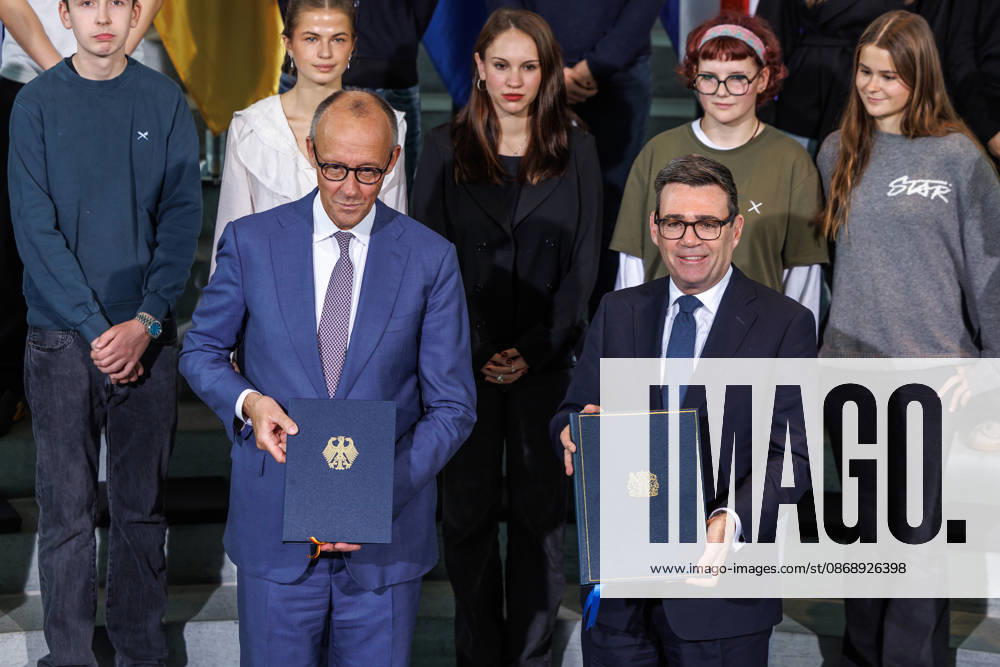 Exchange of the instruments of ratification of the Kensington Treaty by Federal Chancellor Friedrich Merz (CDU) and the Prime Minister of the United Kingdom of Great Britain and Northern Ireland, Andrew Burnham Exchange of the instruments of ratification of the Kens