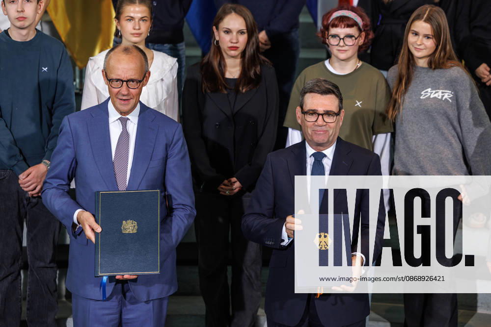 Exchange of the instruments of ratification of the Kensington Treaty by Federal Chancellor Friedrich Merz (CDU) and the Prime Minister of the United Kingdom of Great Britain and Northern Ireland, Andrew Burnham Exchange of the instruments of ratification of the Kens